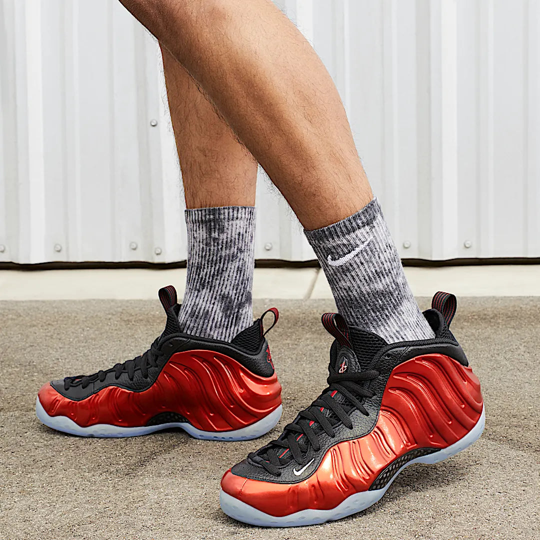 Overkicks - Nike Air Foamposite One Metallic Red 2023 (DZ2545-600) - detalle suela