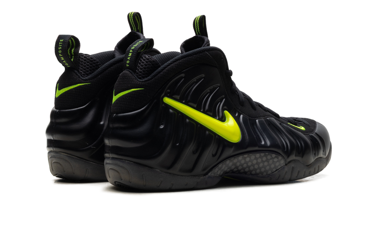 Overkicks - Nike Air Foamposite Pro Black Voltage Yellow (HF0794-002) - par completo
