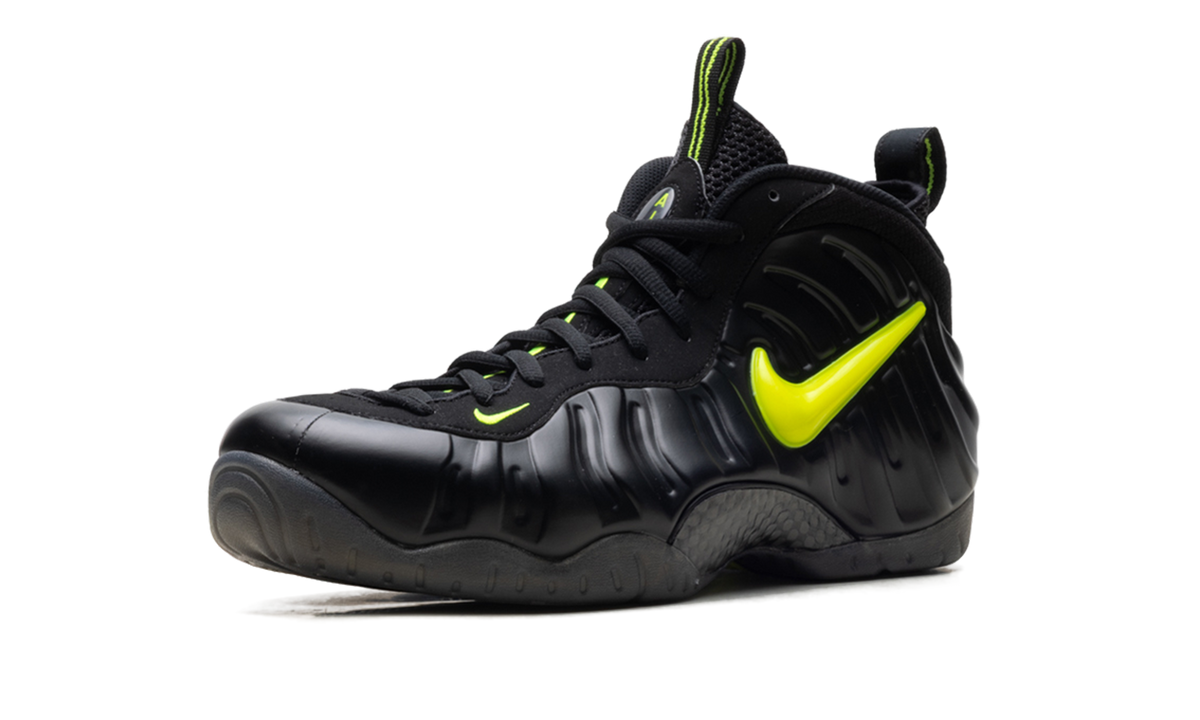 Overkicks - Nike Air Foamposite Pro Black Voltage Yellow (HF0794-002) - detalle lateral
