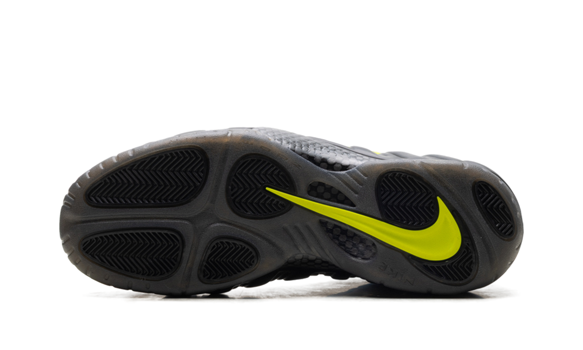 Overkicks - Nike Air Foamposite Pro Black Voltage Yellow (HF0794-002) - detalle suela