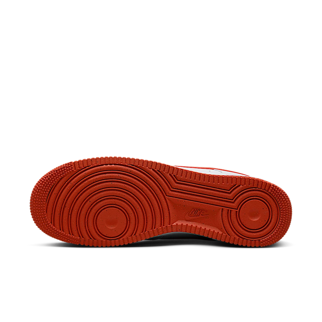 Overkicks - Nike Air Force 1 07 Dragon Red (FJ4146-106) - detalle suela