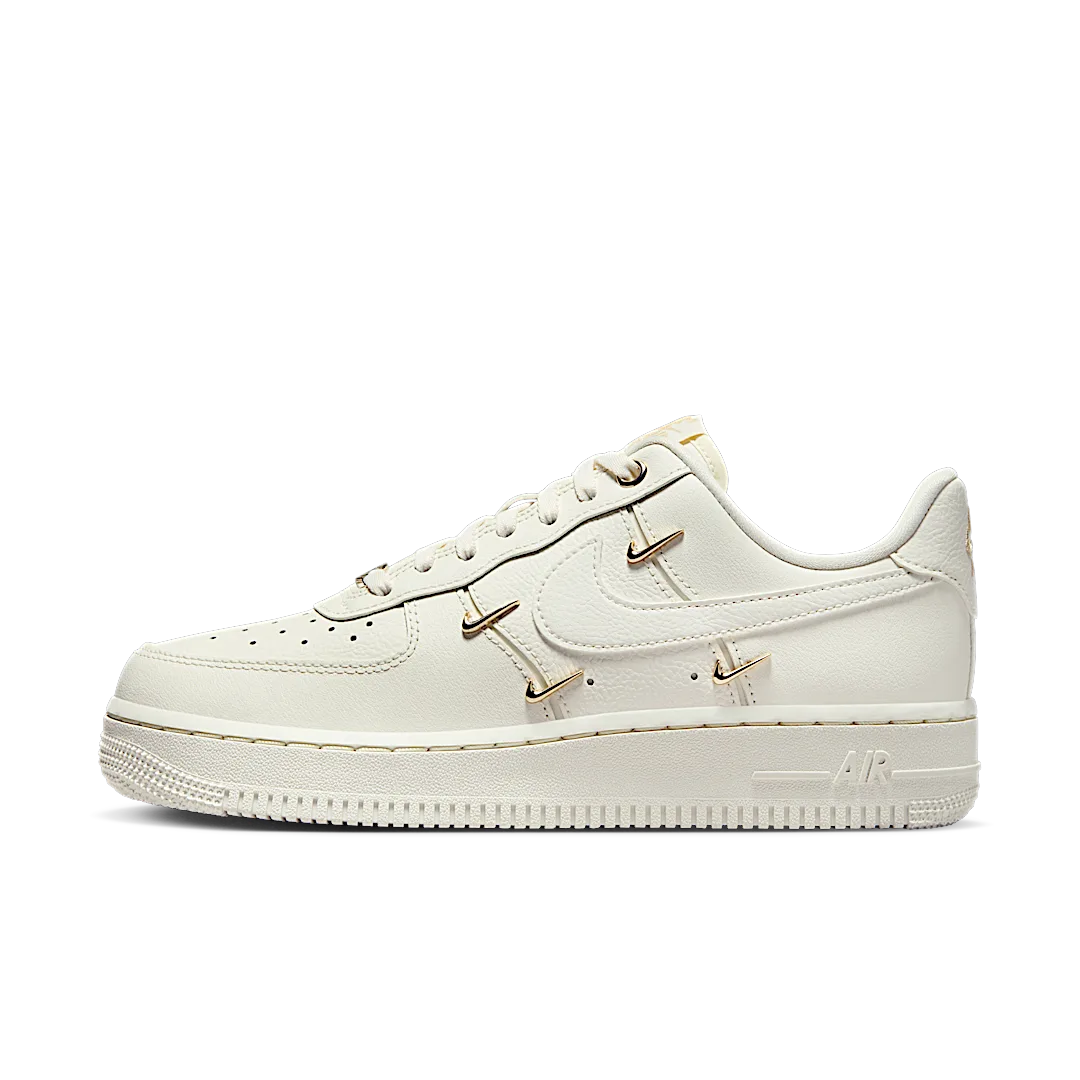 Overkicks - Nike Air Force 1 07 LX CN Sail Gold Mini Swooshes (FV3654-111) - vista lateral