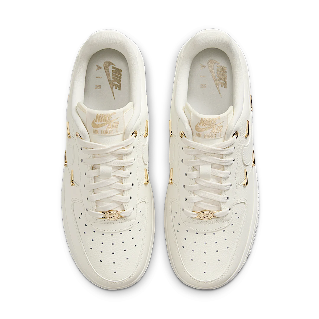 Overkicks - Nike Air Force 1 07 LX CN Sail Gold Mini Swooshes (FV3654-111) - vista trasera