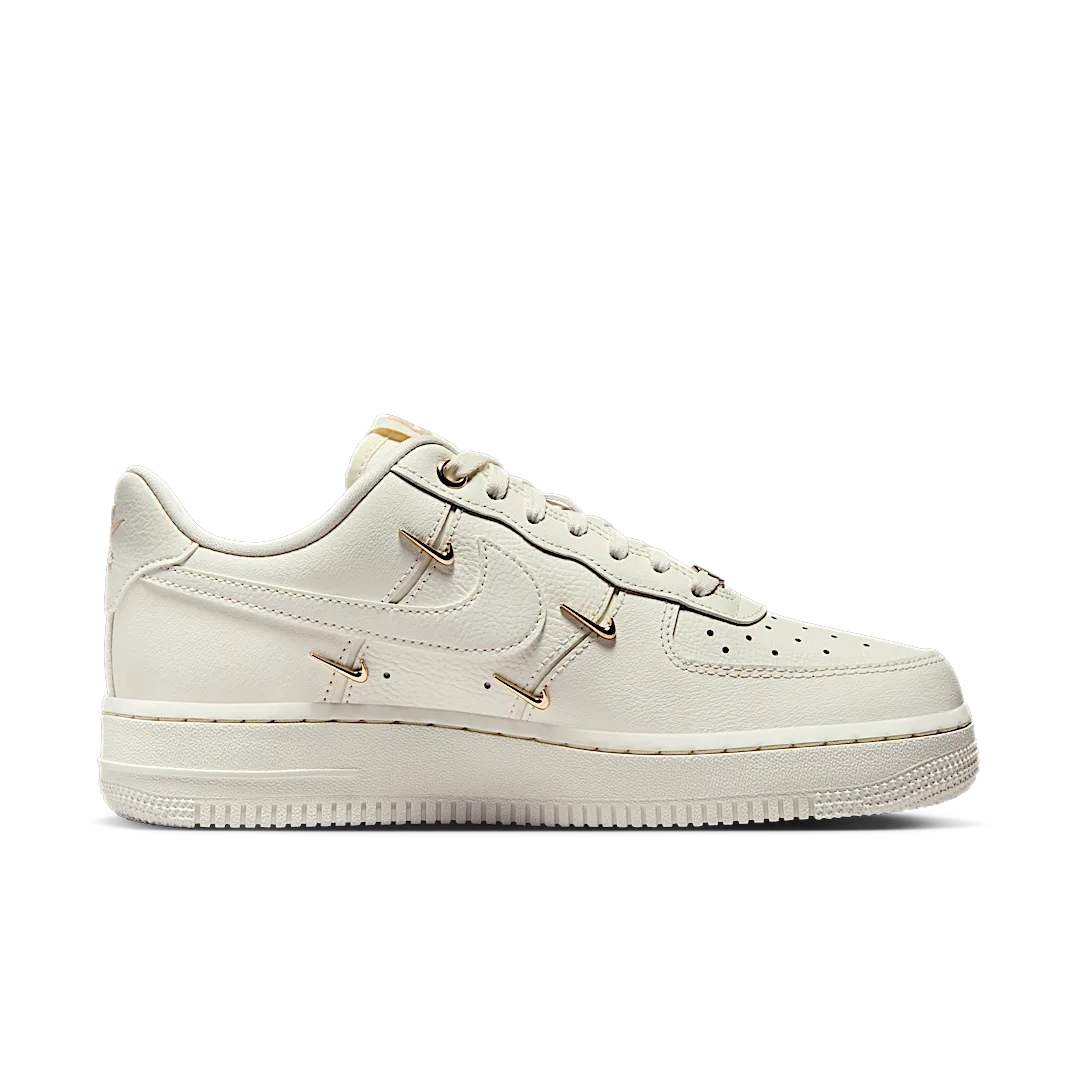 Overkicks - Nike Air Force 1 07 LX CN Sail Gold Mini Swooshes (FV3654-111) - par completo