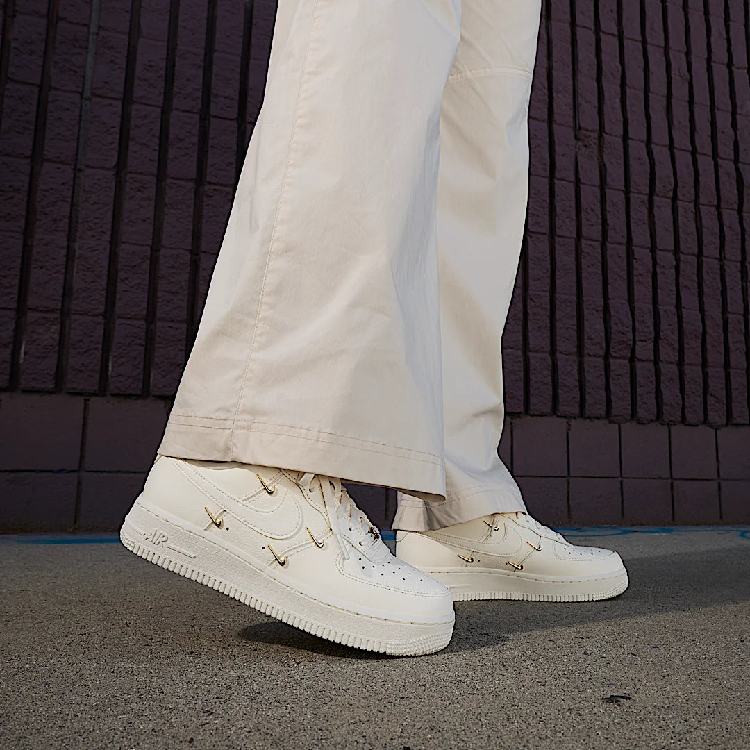 Overkicks - Nike Air Force 1 07 LX CN Sail Gold Mini Swooshes (FV3654-111) - detalle suela