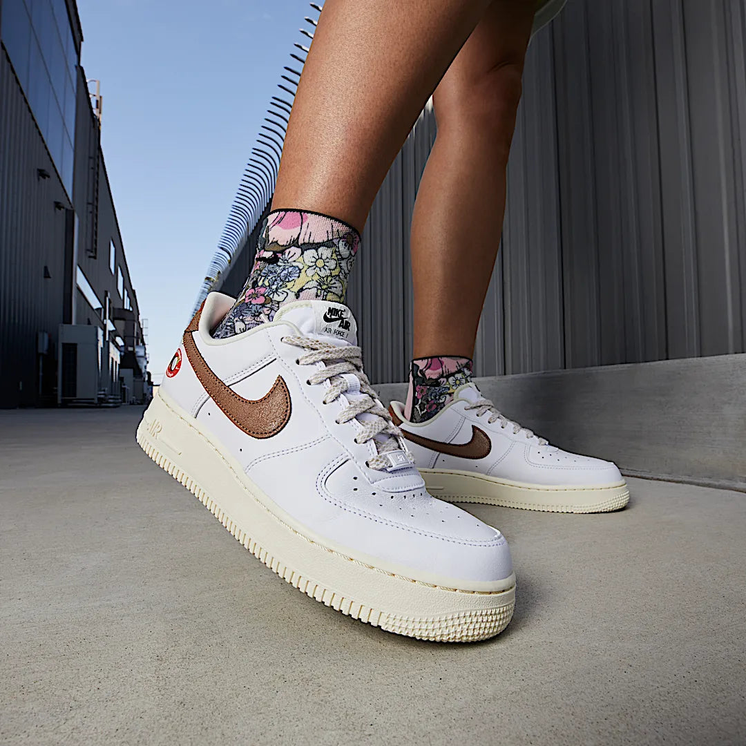 Overkicks - Nike Air Force 1 07 LX Coconut (DJ9943-101) - detalle suela