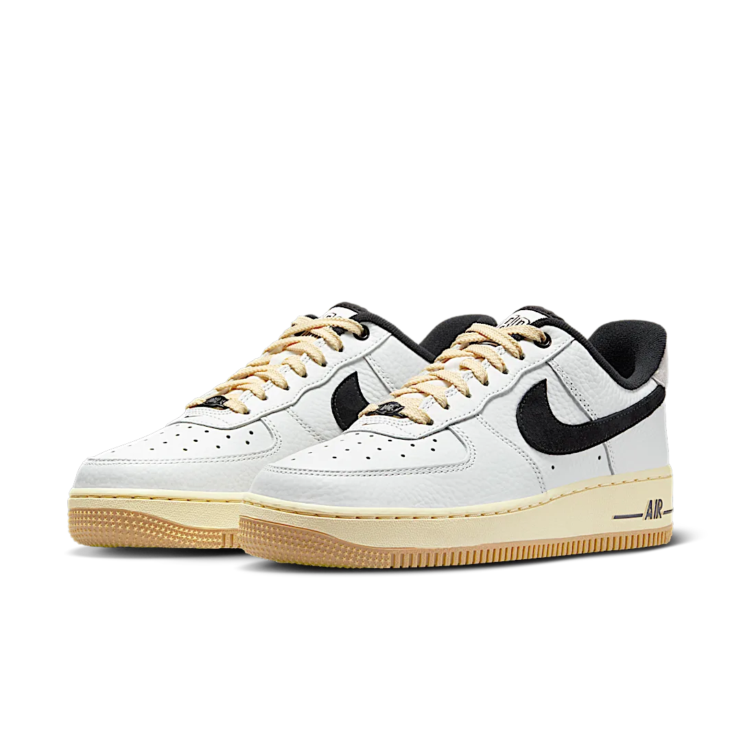 Overkicks - Nike Air Force 1 07 LX Low Command Force Summit White Black (DR0148-101) - vista trasera