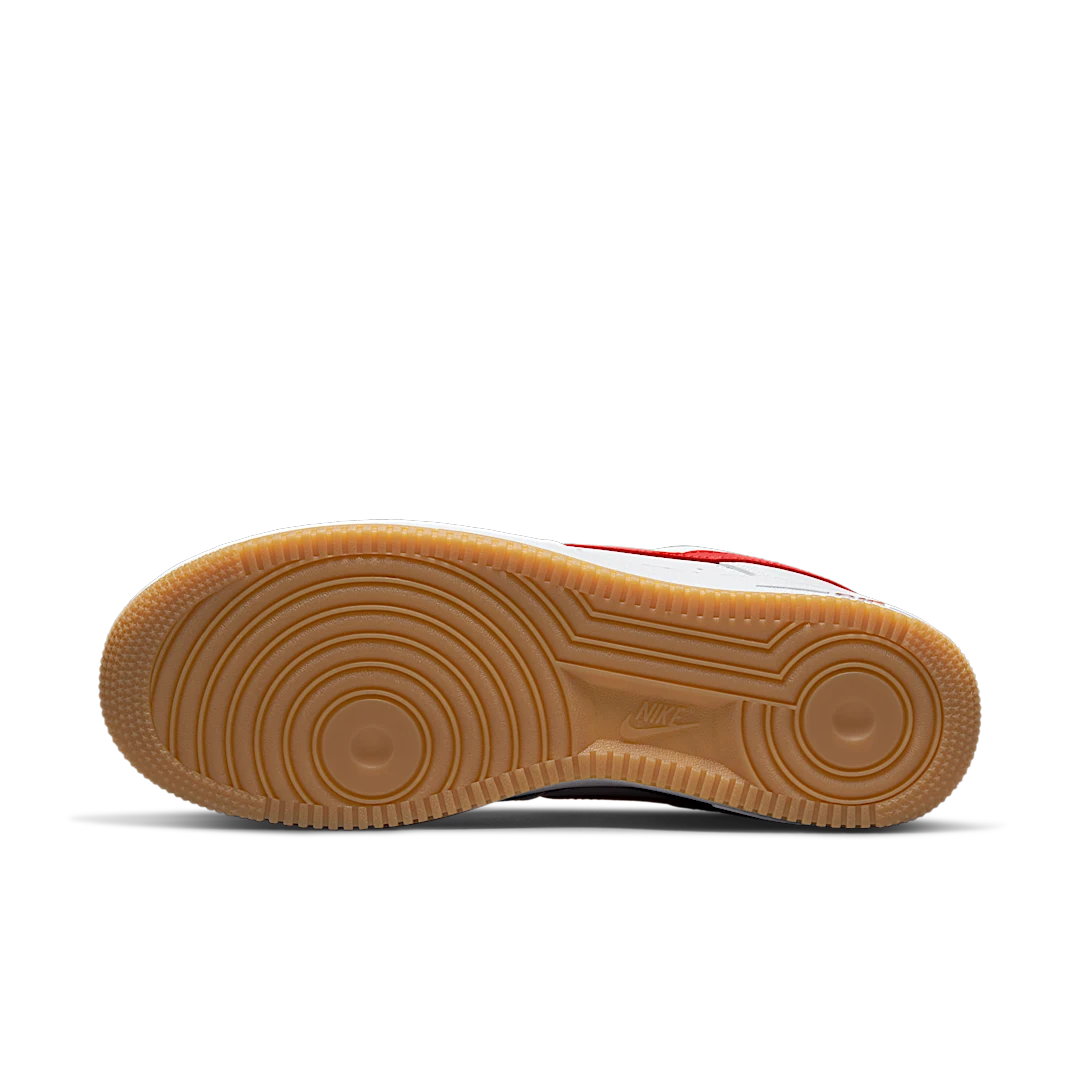 Overkicks - Nike Air Force 1 07 Low Color of the Month University Red Gum (DJ3911-102) - detalle suela