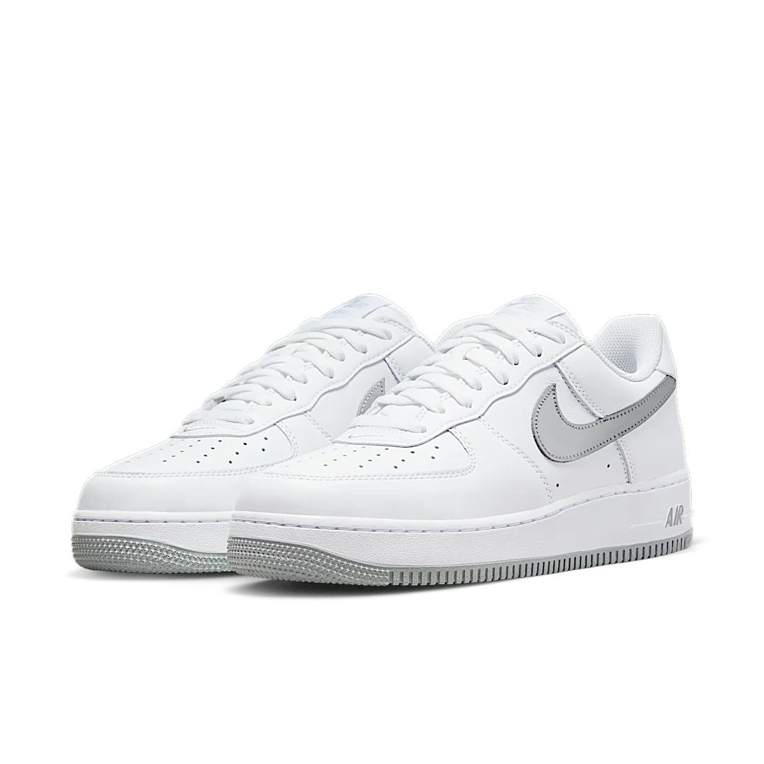 Overkicks - Nike Air Force 1 07 Low Color of the Month White Metallic Silver (DZ6755-100) - vista trasera