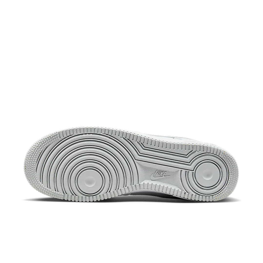 Overkicks - Nike Air Force 1 07 Low Color of the Month White Metallic Silver (DZ6755-100) - detalle suela