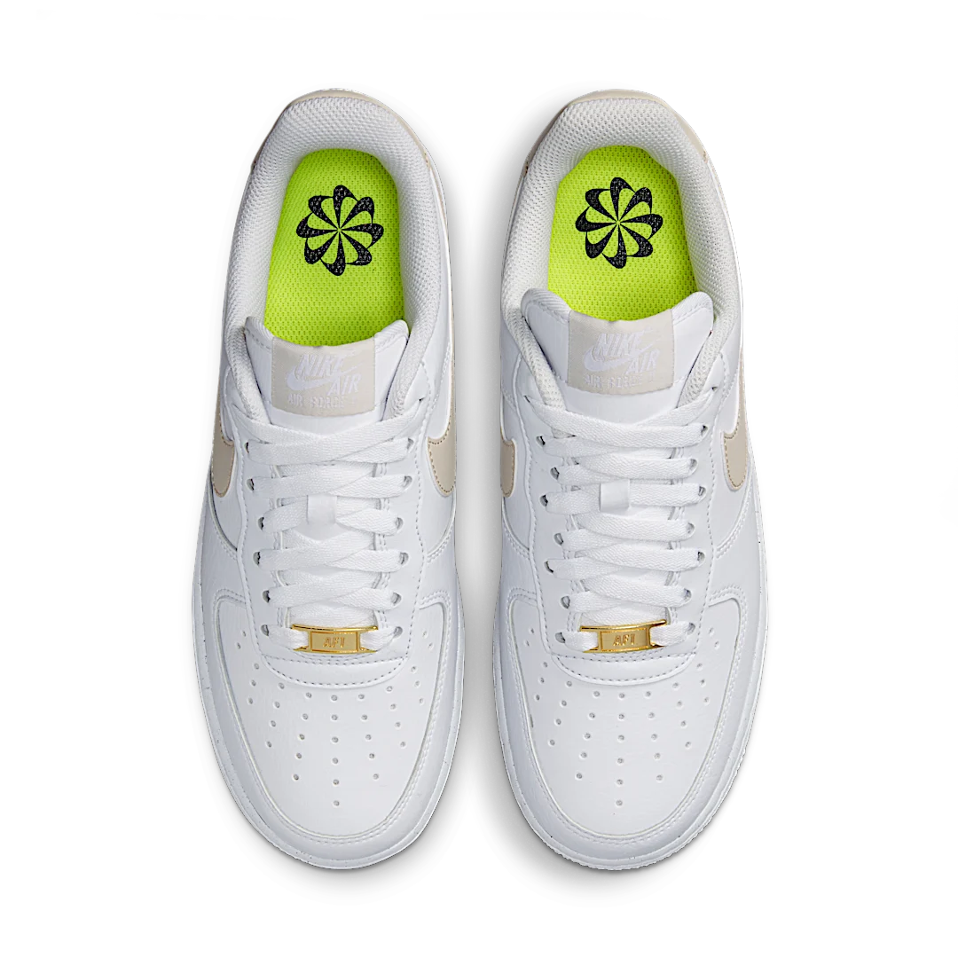 Overkicks - Nike Air Force 1 07 Low Light Orewood Brown (DN1430-101) - par completo