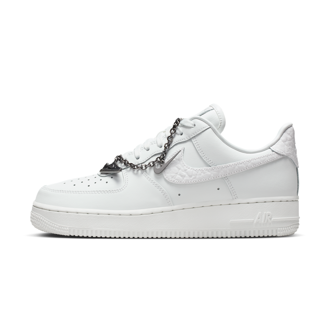 Overkicks - Nike Air Force 1 07 Low Summit White Mini Charm (IM6485-121) - vista lateral