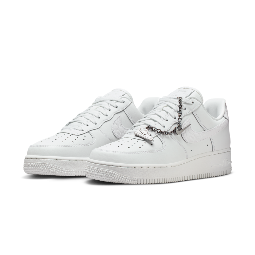 Overkicks - Nike Air Force 1 07 Low Summit White Mini Charm (IM6485-121) - vista trasera
