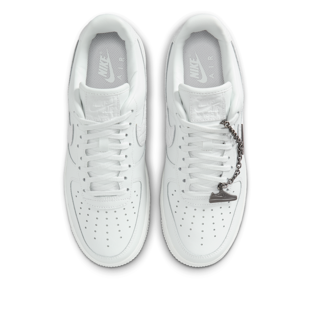 Overkicks - Nike Air Force 1 07 Low Summit White Mini Charm (IM6485-121) - par completo