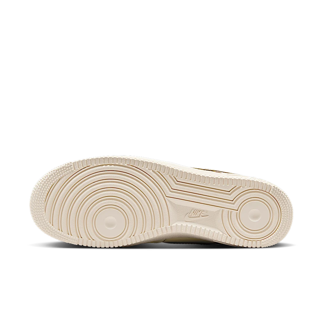 Overkicks - Nike Air Force 1 07 Pearl White Pale Ivory Sail Light British Tan (IB8865-221) - detalle suela