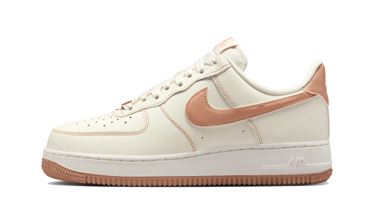 Overkicks - Nike Air Force 1 07 Sail Rose Gold (IQ9428-133) - vista lateral