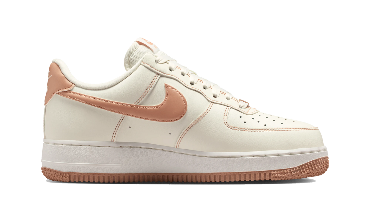 Overkicks - Nike Air Force 1 07 Sail Rose Gold (IQ9428-133) - detalle suela