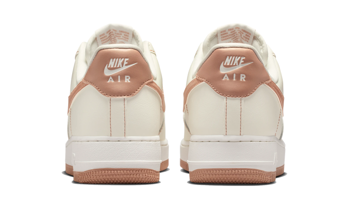 Overkicks - Nike Air Force 1 07 Sail Rose Gold (IQ9428-133) - detalle talón