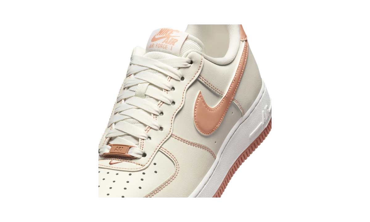 Overkicks - Nike Air Force 1 07 Sail Rose Gold (IQ9428-133) - detalle lateral interior