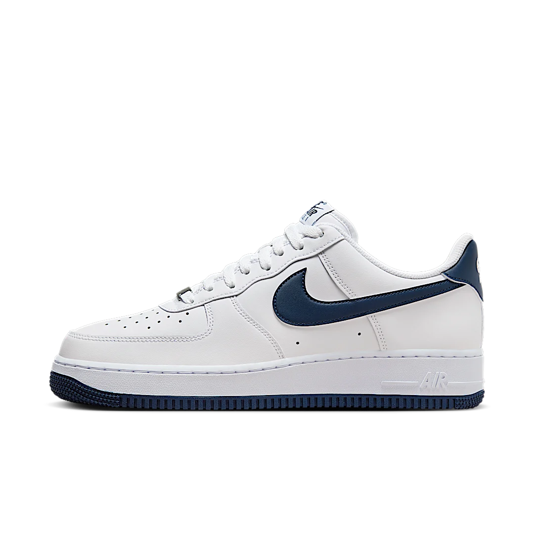 Overkicks - Nike Air Force 1 07 White Midnight Navy (2024) (FJ4146-104) - vista lateral