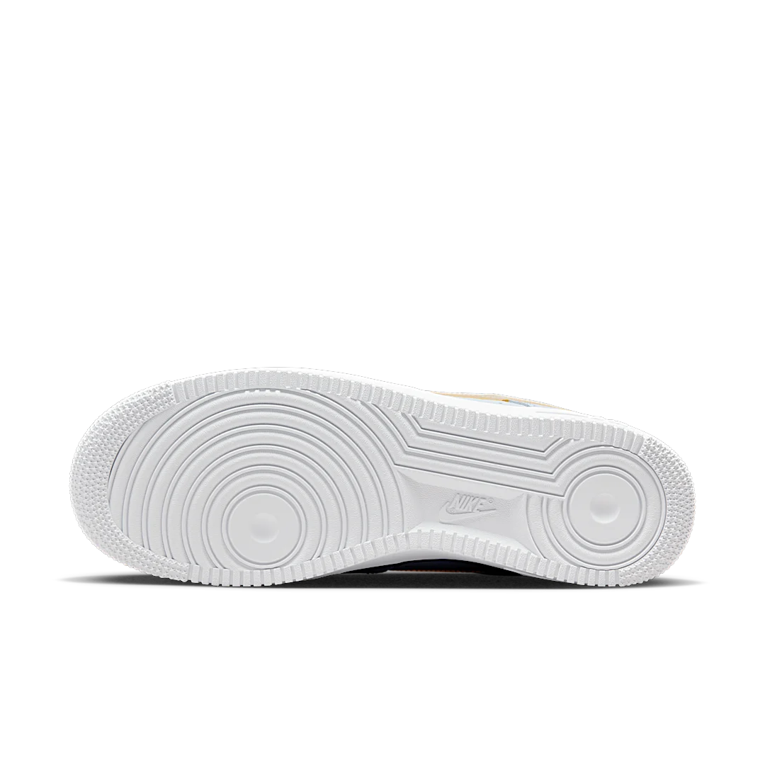 Overkicks - Nike Air Force 1 07 White Solar Flare (DX2646-100) - detalle suela