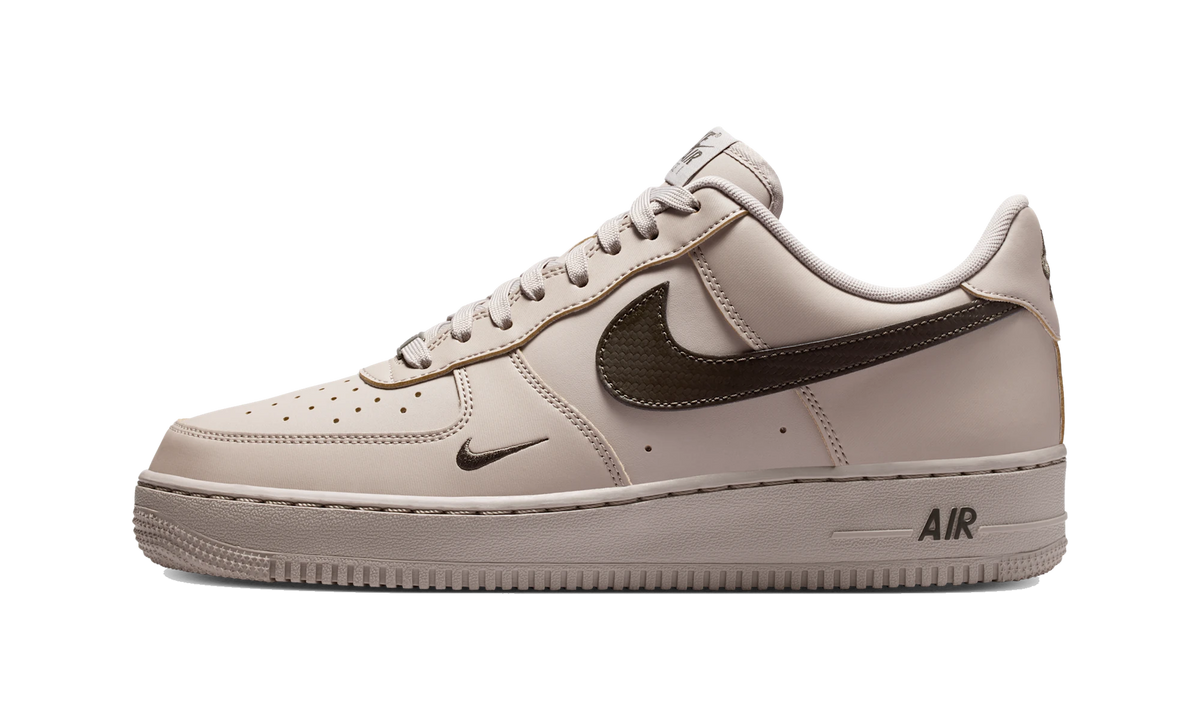 Overkicks - Nike Air Force 1 Low 07 Carbon Fiber Swoosh College Grey Newsprint (IV5732-002) - vista lateral