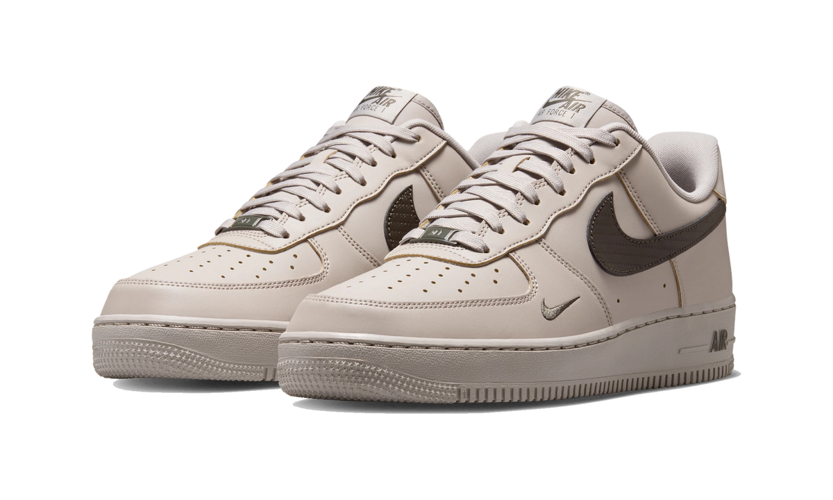 Overkicks - Nike Air Force 1 Low 07 Carbon Fiber Swoosh College Grey Newsprint (IV5732-002) - vista trasera