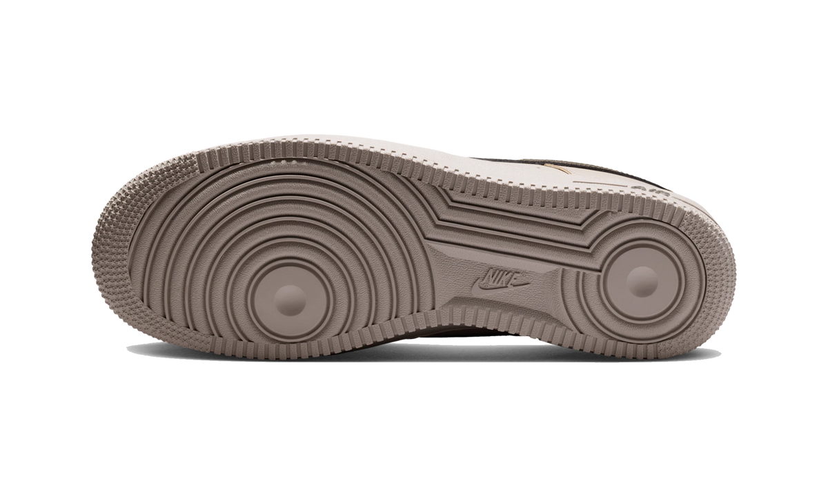 Overkicks - Nike Air Force 1 Low 07 Carbon Fiber Swoosh College Grey Newsprint (IV5732-002) - par completo