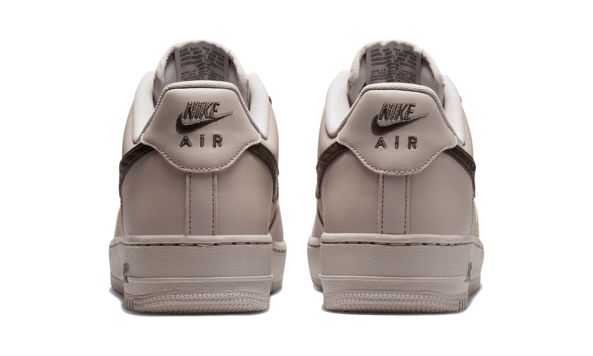Overkicks - Nike Air Force 1 Low 07 Carbon Fiber Swoosh College Grey Newsprint (IV5732-002) - detalle talón
