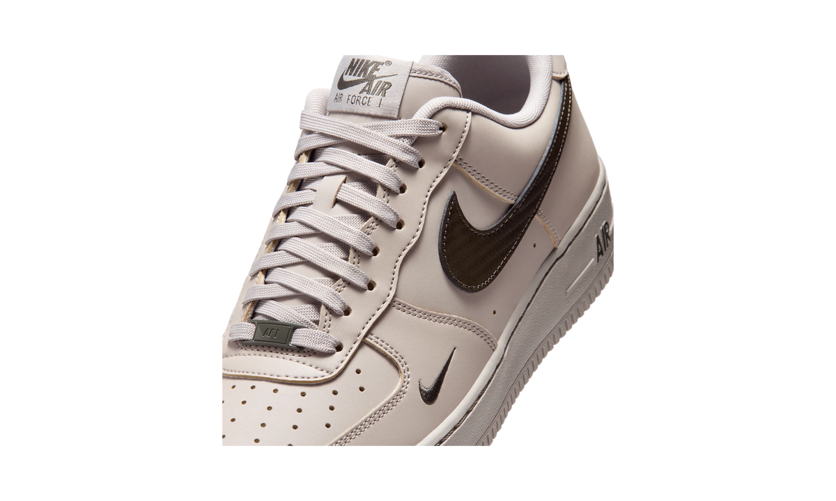 Overkicks - Nike Air Force 1 Low 07 Carbon Fiber Swoosh College Grey Newsprint (IV5732-002) - detalle lateral interior