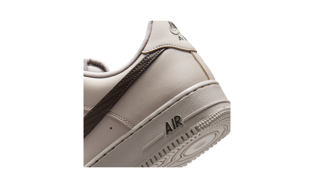 Overkicks - Nike Air Force 1 Low 07 Carbon Fiber Swoosh College Grey Newsprint (IV5732-002) - detalle
