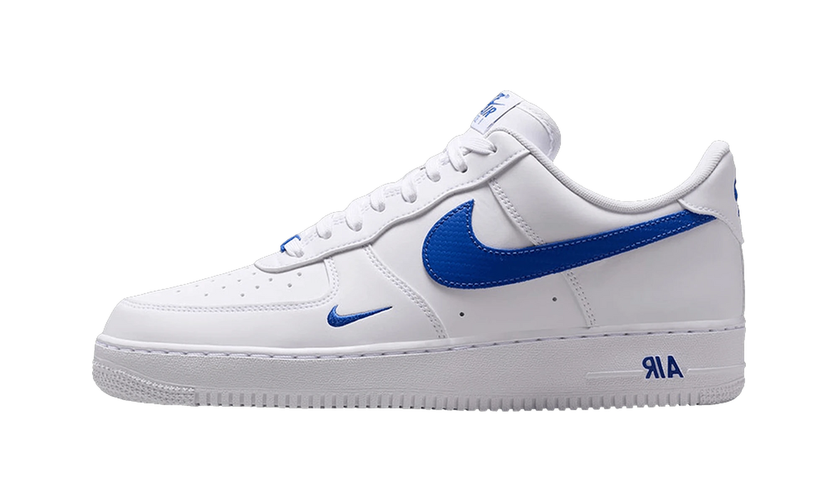 Overkicks - Nike Air Force 1 Low 07 Carbon Fiber Swoosh White Game Royal (IV5732-100) - vista lateral