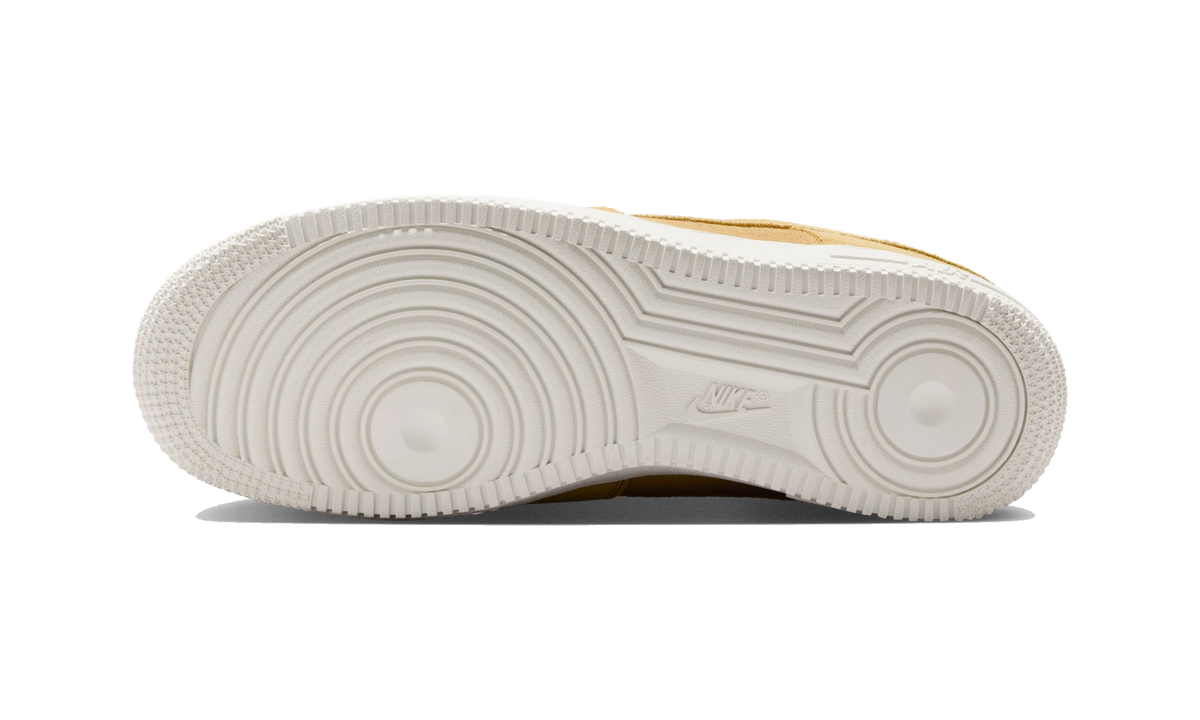 Overkicks - Nike Air Force 1 Low 07 Club Gold Sail (HJ5336-700) - par completo