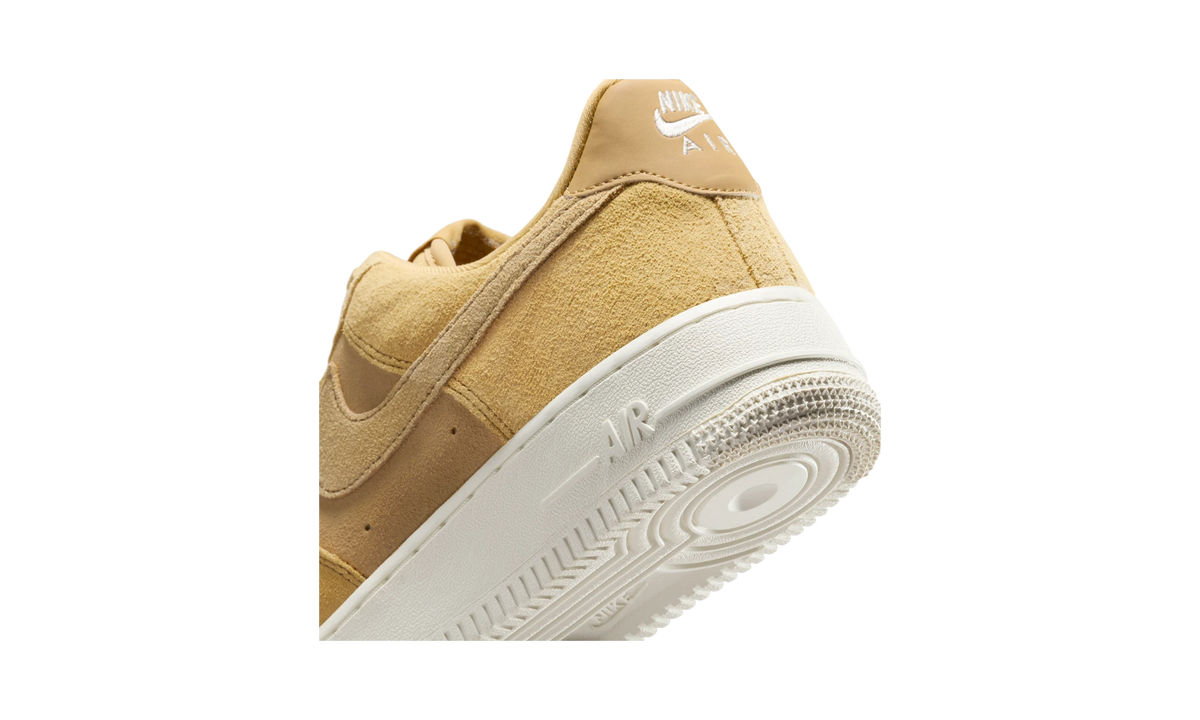 Overkicks - Nike Air Force 1 Low 07 Club Gold Sail (HJ5336-700) - detalle