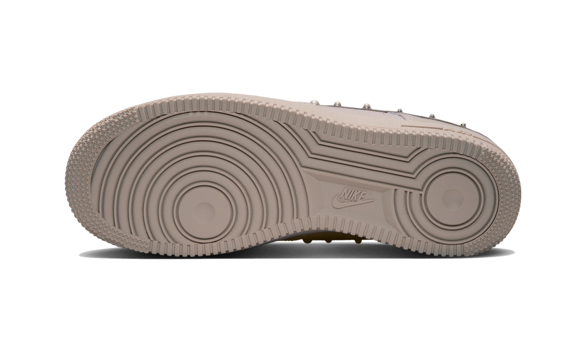 Overkicks - Nike Air Force 1 Low 07 Cream Pearl Swoosh (IU7557-236) - par completo