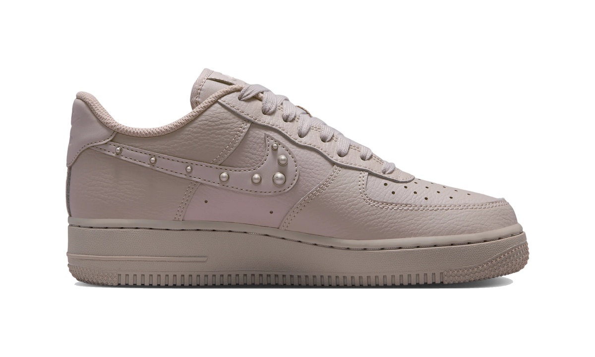 Overkicks - Nike Air Force 1 Low 07 Cream Pearl Swoosh (IU7557-236) - detalle suela