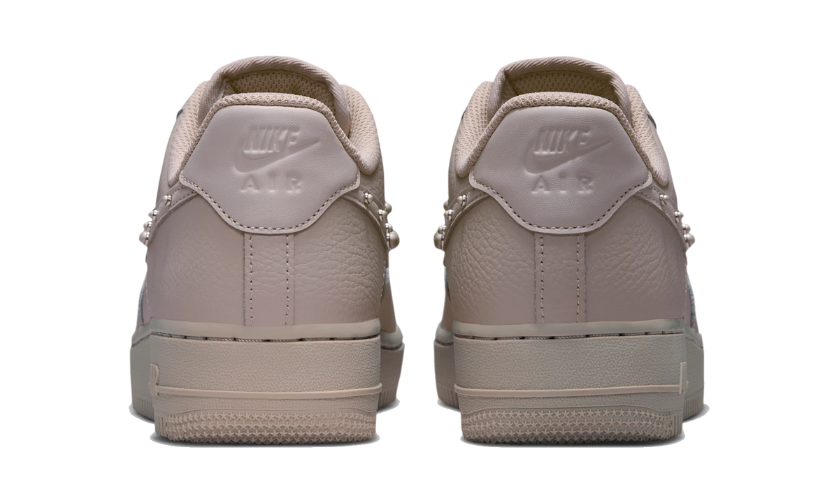 Overkicks - Nike Air Force 1 Low 07 Cream Pearl Swoosh (IU7557-236) - detalle talón
