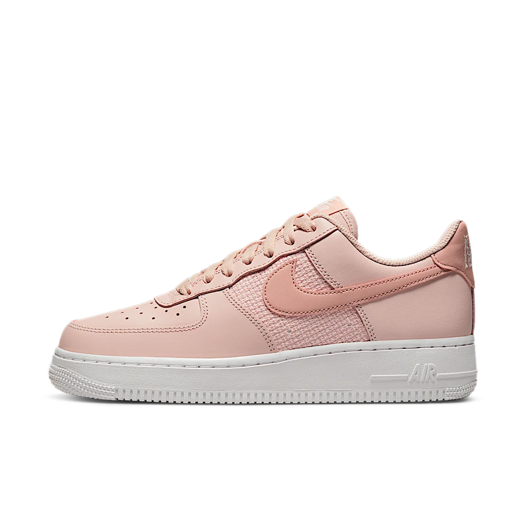 Overkicks - Nike Air Force 1 Low 07 ESS Cross Stitch Pink Oxford (DJ9945-600) - vista lateral