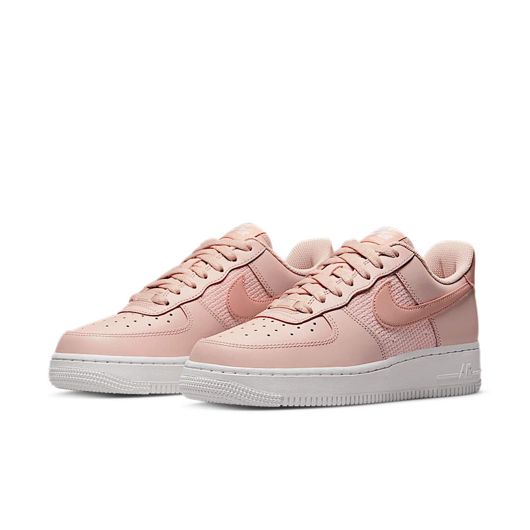 Overkicks - Nike Air Force 1 Low 07 ESS Cross Stitch Pink Oxford (DJ9945-600) - vista trasera