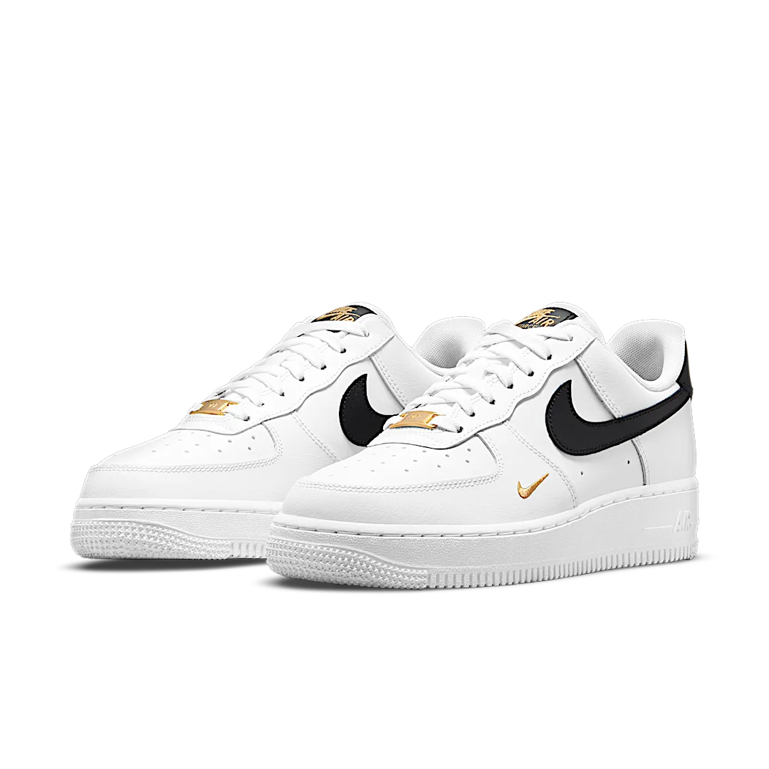 Overkicks - Nike Air Force 1 Low 07 Essential White Black Gold Mini Swoosh (CZ0270-102) - vista trasera