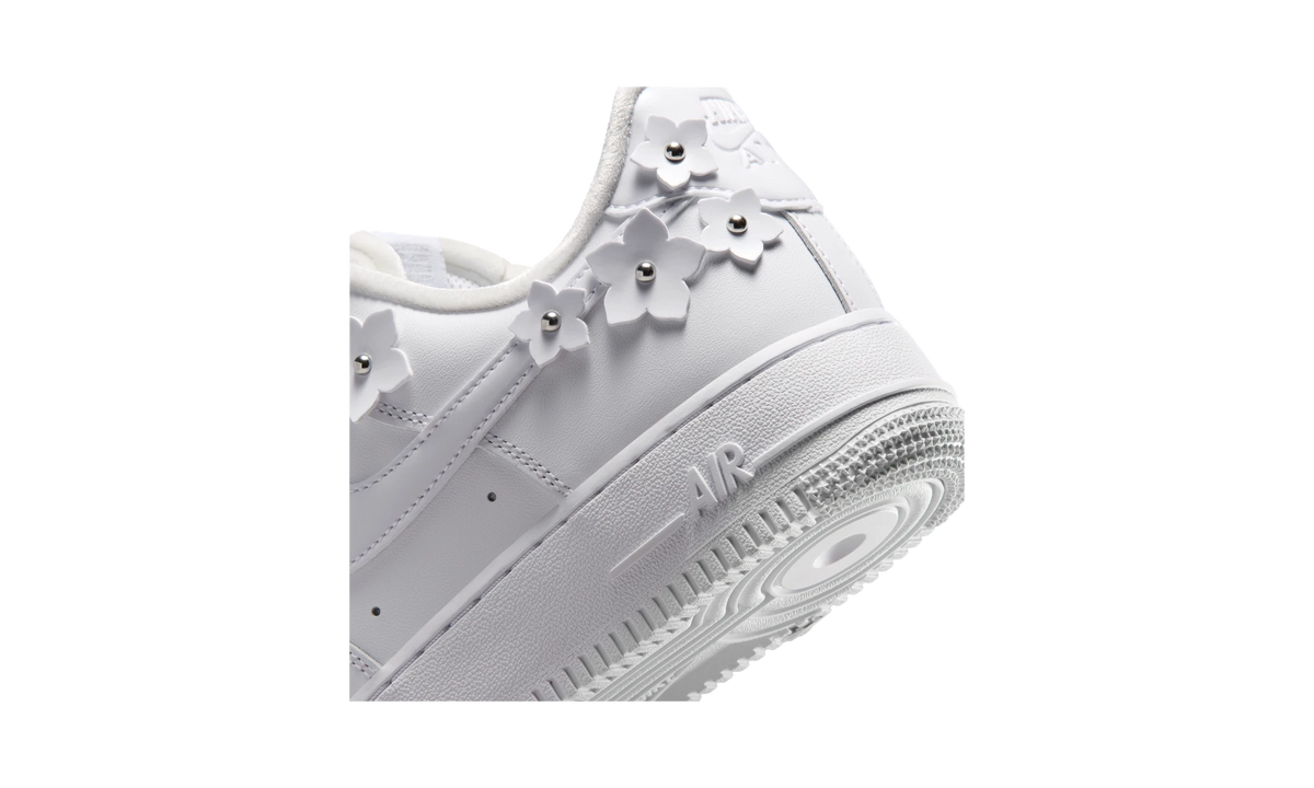 Overkicks - Nike Air Force 1 Low 07 Florette White Wolf Grey (IR8637-100) - detalle