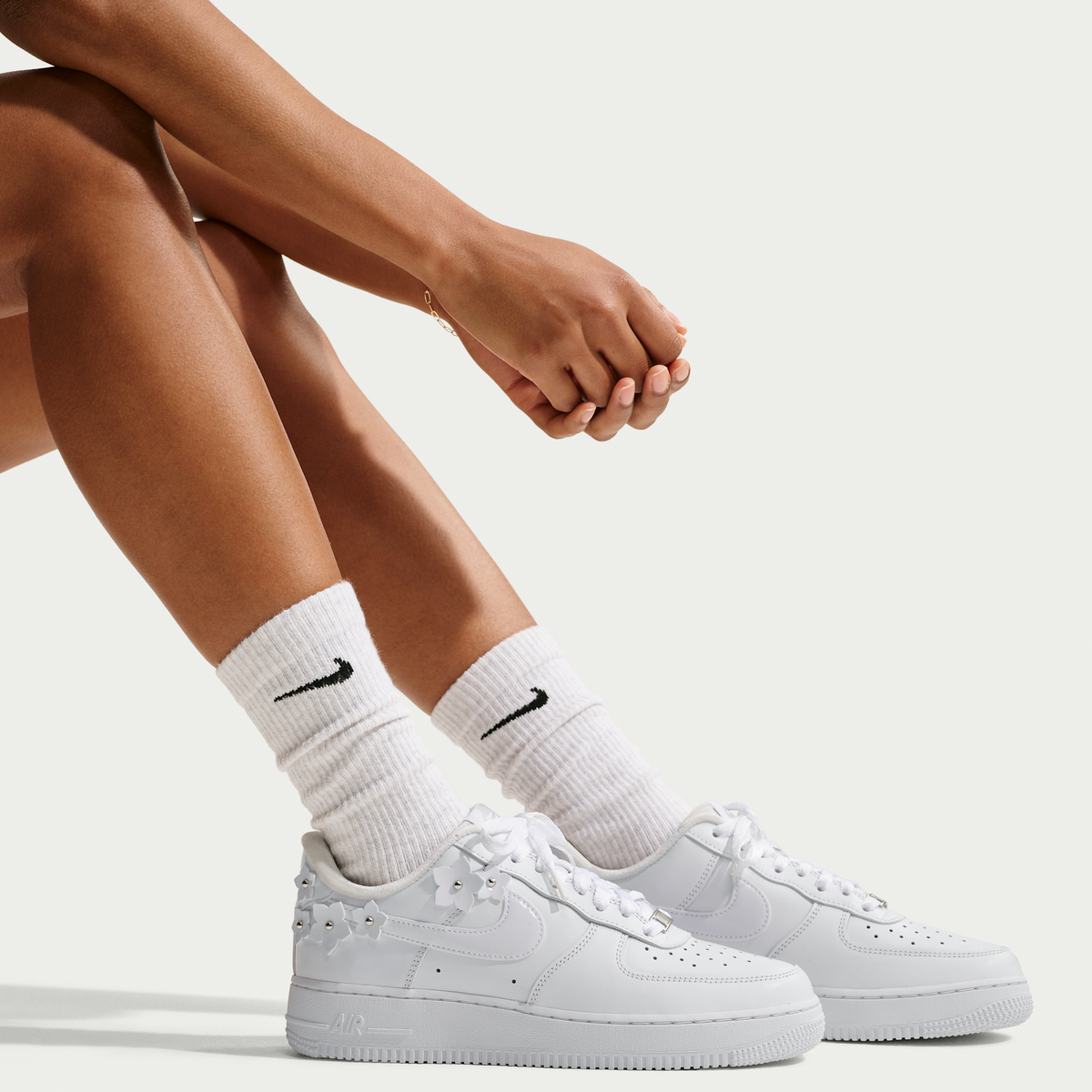 Overkicks - Nike Air Force 1 Low 07 Florette White Wolf Grey (IR8637-100) - detalle