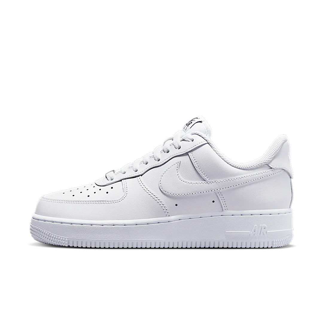 Overkicks - Nike Air Force 1 Low 07 Flyease Triple White (DX5883-100) - vista lateral