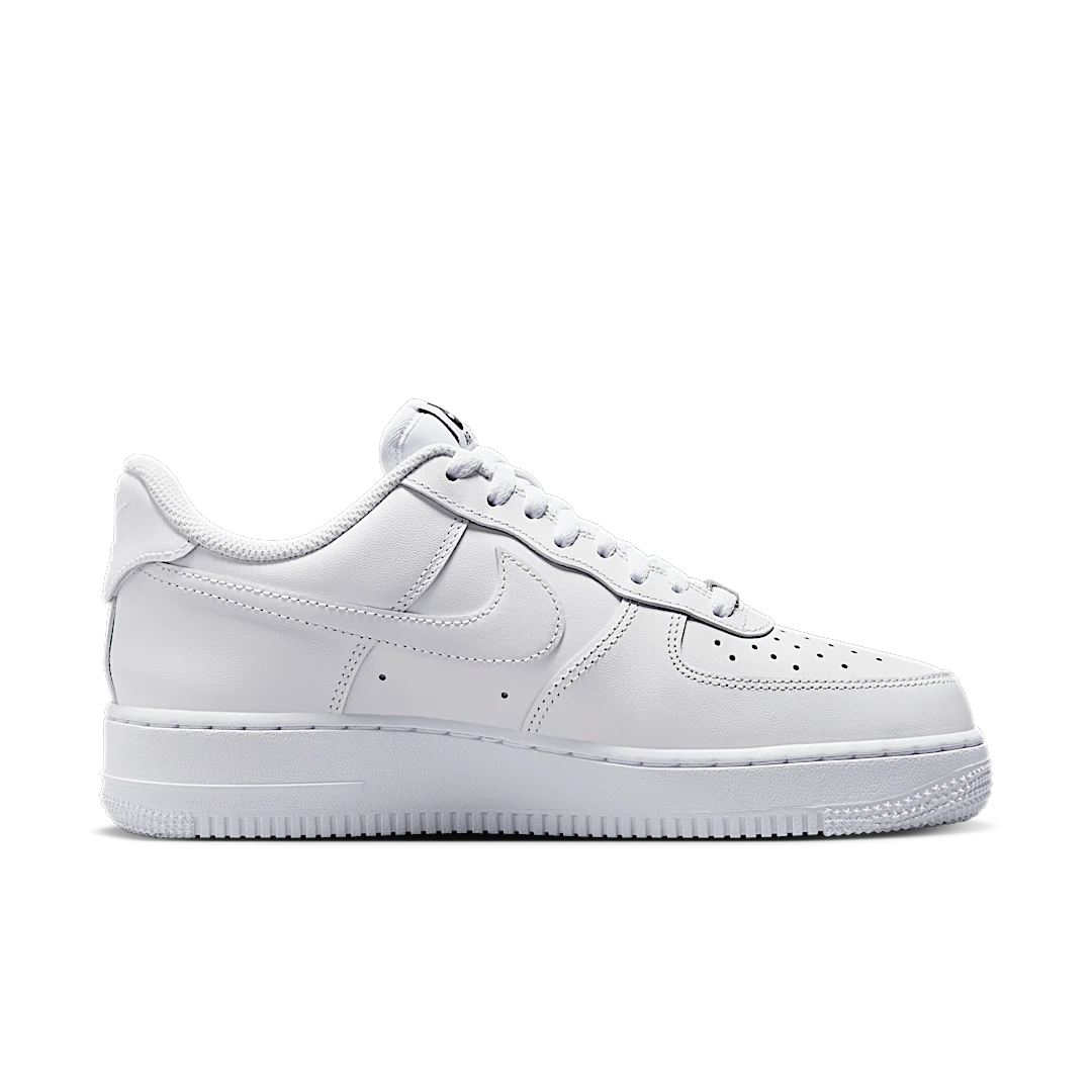 Overkicks - Nike Air Force 1 Low 07 Flyease Triple White (DX5883-100) - par completo