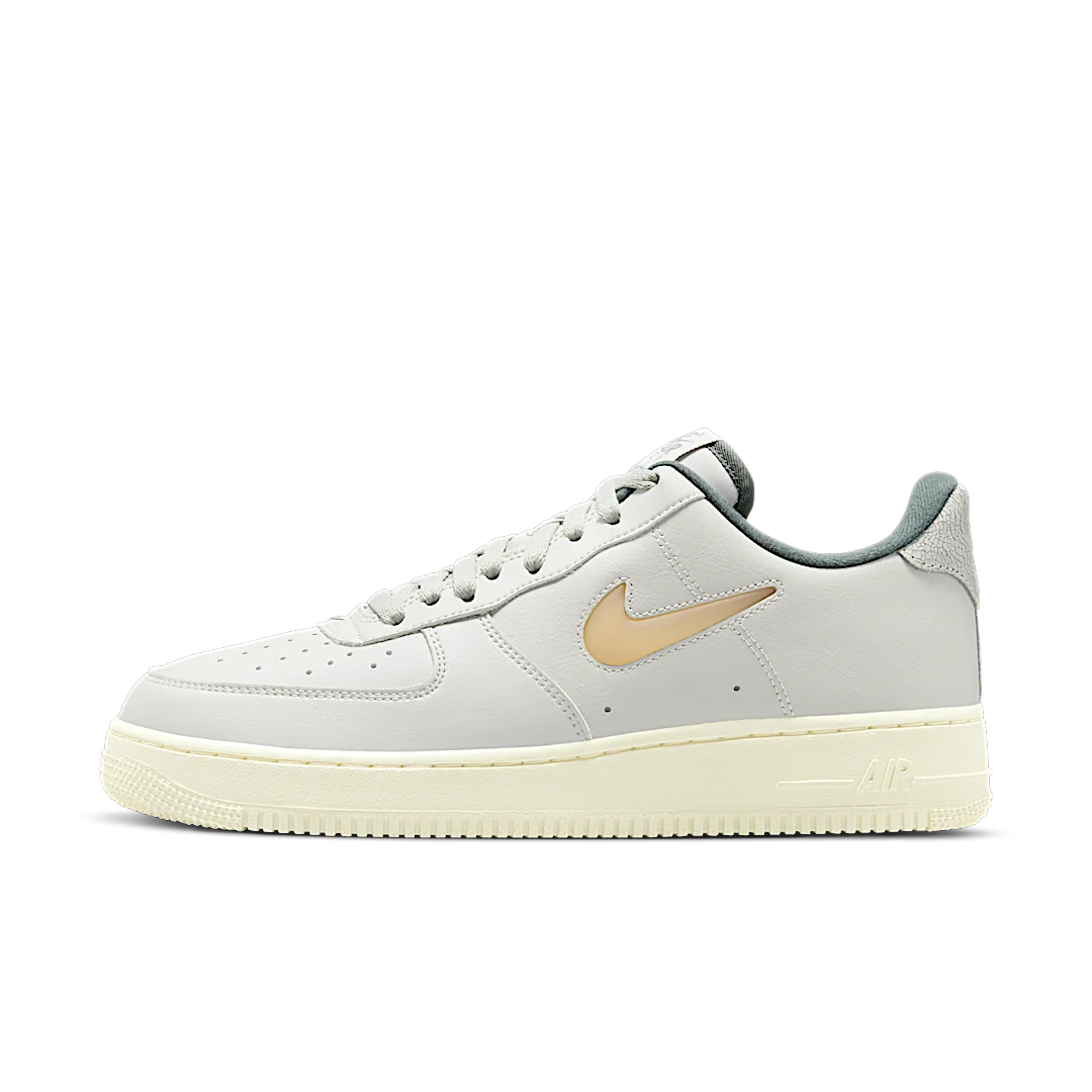 Overkicks - Nike Air Force 1 Low 07 Jewel Light Bone Coconut Milk (DC8894-001) - vista lateral