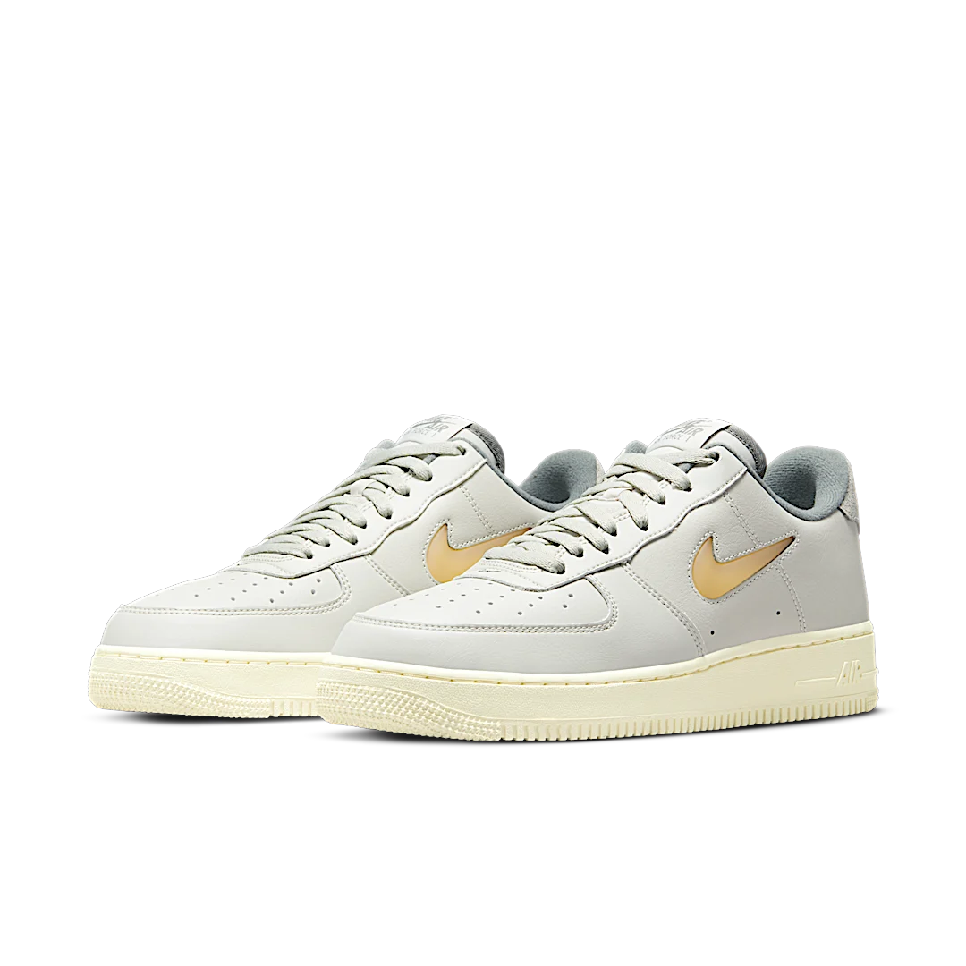Overkicks - Nike Air Force 1 Low 07 Jewel Light Bone Coconut Milk (DC8894-001) - vista trasera