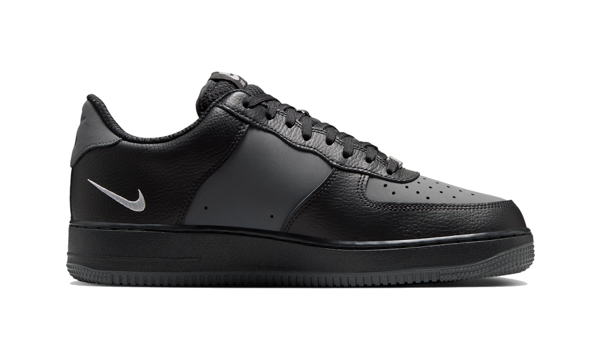 Overkicks - Nike Air Force 1 Low 07 LV8 Black Light Smoke Grey (IR1475-010) - detalle suela