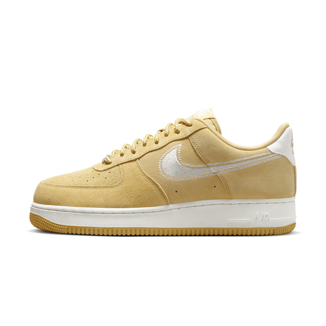 Overkicks - Nike Air Force 1 Low 07 LV8 Buff Gold Sail Embroidered Swoosh (HJ4465-700) - vista lateral