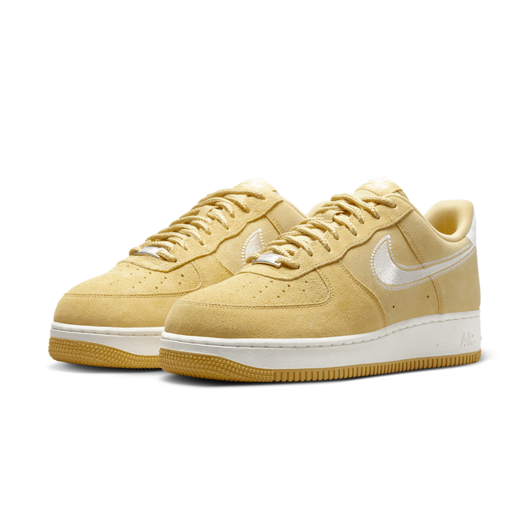 Overkicks - Nike Air Force 1 Low 07 LV8 Buff Gold Sail Embroidered Swoosh (HJ4465-700) - vista trasera