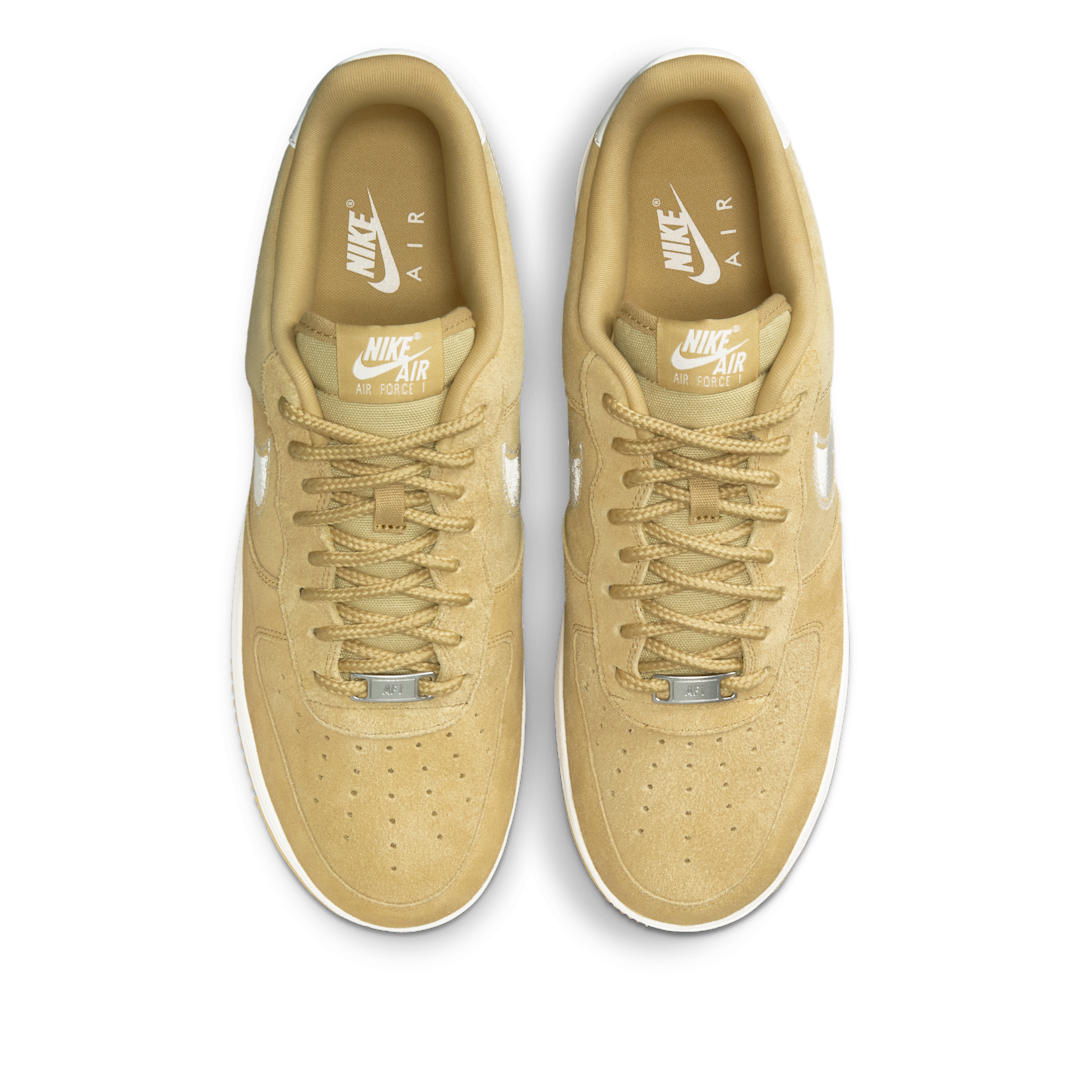Overkicks - Nike Air Force 1 Low 07 LV8 Buff Gold Sail Embroidered Swoosh (HJ4465-700) - par completo